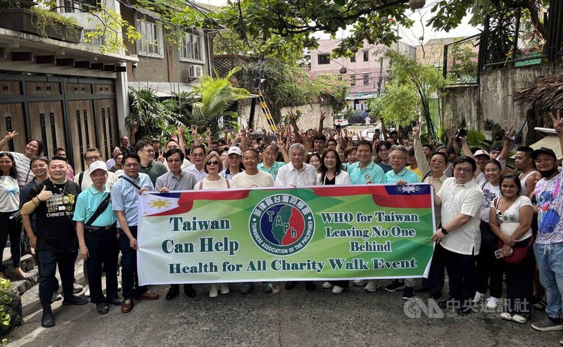 菲律賓台灣同鄉會3日在大馬尼拉地區卡羅肯市舉辦Taiwan Can Help公益健走,數百名台灣鄉親與菲律賓民眾參加,挺台參與世界衛生組織以及世界衛生大會。前排左6為駐菲代表周民淦。中央社記者林行健卡羅肯市攝 114年5月3日