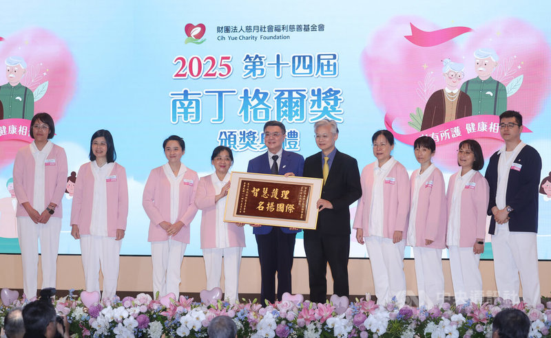 行政院長卓榮泰(左5)3日下午在台北出席慈月基金會第14屆南丁格爾獎頒獎典禮,頒發團體金獎給台中榮總護理資訊組。中央社記者謝佳璋攝 114年5月3日