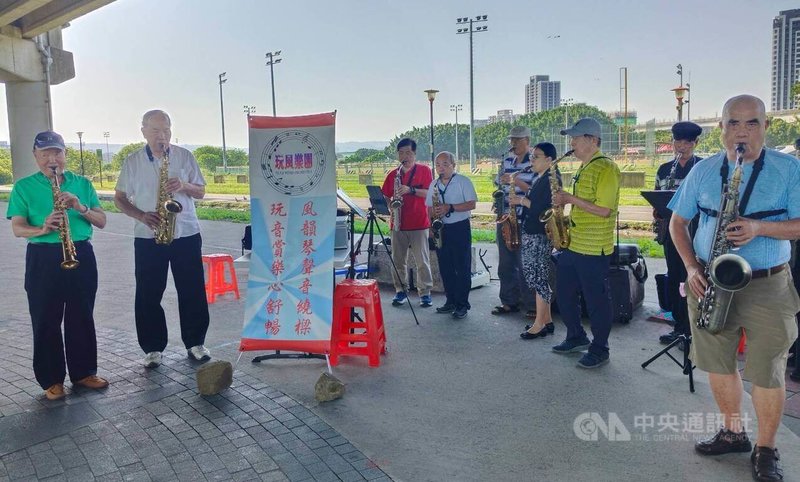 前交通部代理部長陳世圯(左1)、前交通部次長祁文中(左3)、前高公局副局長吳木富(左4)及前農委會主委林享能(左2)退休後加入「玩風樂團」。團長林新忠(右1)曾是新北市汽車貨運商業同業公會理事長,也算來自交通界,約7年前成立樂團。中央社記者汪淑芬攝 114年5月3日