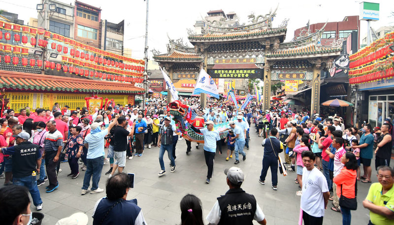 彰化縣政府3日舉行龍王祭,為2025鹿港慶端陽系列活動揭開序幕,各界於鹿港龍山寺恭請龍王尊神起駕,隨後藝陣與表演團體陪同遶境,至天后宮迎請水仙尊王同行。(彰化縣政府提供)中央社記者鄭維真傳真 114年5月3日