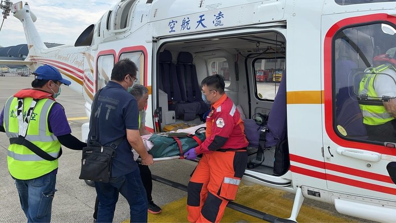 澎湖縣衛生局表示,3日縣內一天就有2起孕婦後送任務,2名孕婦分別因早期宮縮與破水,且為高危險性產婦與其他特定疾病和妊娠併發症等因素,搭乘凌天航空救護直升機轉送台中地區進一步就醫治療。(凌天航空提供)中央社 114年5月3日