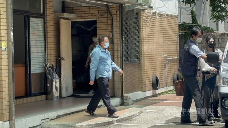 中檢偵辦立委罷免提議案疑涉幽靈連署,國民黨台中市黨部2日遭檢調搜索,黨部書記長陳劍鋒(藍衣)被帶回詢問,檢方訊後聲請羈押禁見。中央社記者趙麗妍攝 114年5月3日