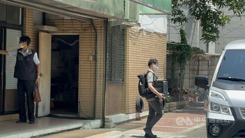 中檢偵辦5名台中市選出的藍綠立委罷免提議案疑涉幽靈連署,國民黨台中市黨部2日遭檢調搜索,調查局人員帶走電腦主機。中央社記者趙麗妍攝 114年5月3日