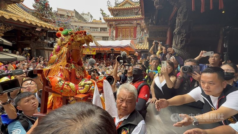 苗栗縣通霄鎮白沙屯媽祖3日中午抵達雲林縣北港朝天宮,在數十萬人夾道下,民眾高喊「進喔!進喔!」媽祖鑾轎駐駕。中央社記者姜宜菁攝 114年5月3日