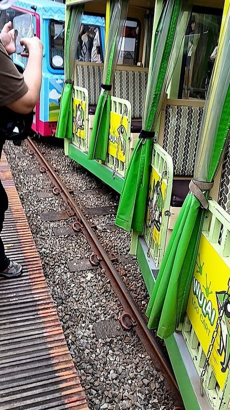新北市烏來台車3日發生追撞事故,導致5人輕傷幸無大礙。事件經初步判定屬人為疏失,林業及自然保育署新竹分署將調閱車站監視器及台車行車記錄器釐清,如確屬駕駛人為疏失,將處分肇事駕駛,並追究廠商責任。(林業及自然保育署新竹分署提供)中央社記者黃旭昇新北市傳真 114年5月3日