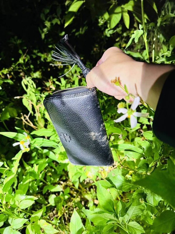 桃園市警察局桃園分局龍安派出所員警日前獲報,一名女子皮夾失竊且遭丟棄,但當中裝有珍貴照片。員警不僅迅速逮人,還摸黑在草叢中找回皮夾,助這名女子失而復得。(警方提供)中央社記者葉臻傳真 114年5月3日