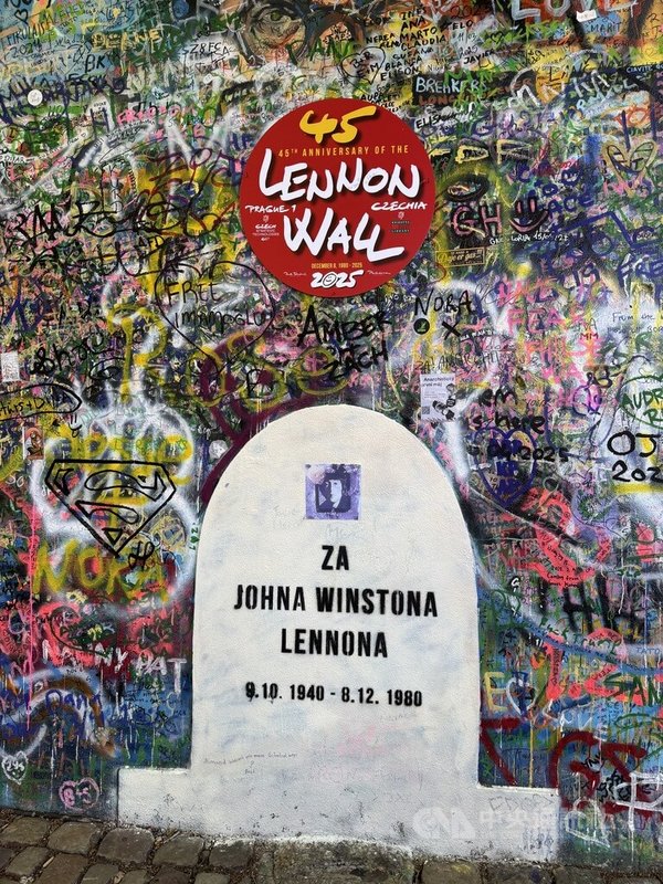 捷克連儂牆的命名源自紀念英國歌手約翰藍儂(John Lennon)。1980年12月約翰藍儂遇刺身亡,當時一些年輕人為了悼念他,悄悄在牆上畫了他的肖像、寫下他的歌詞,甚至用空石板為他立了一塊象徵性的墓碑。中央社記者劉郁葶布拉格攝 114年5月3日