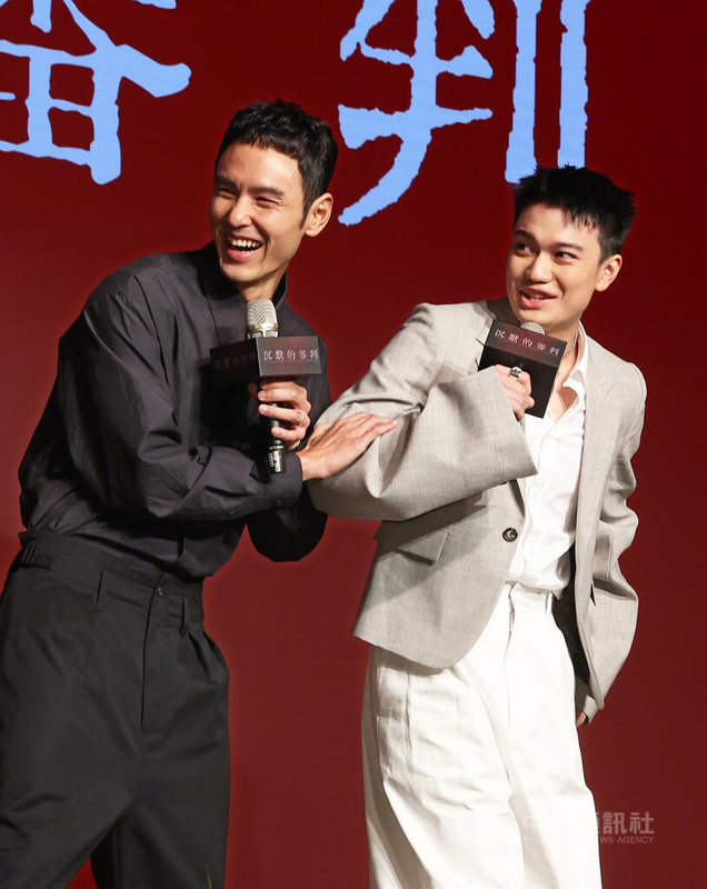 影集「沉默的審判」3日在台北西門紅樓舉辦媒體發布會,演員阮經天(左)、劉子銓(右)出席,在台上互動熱絡。中央社記者趙世勳攝 114年5月3日