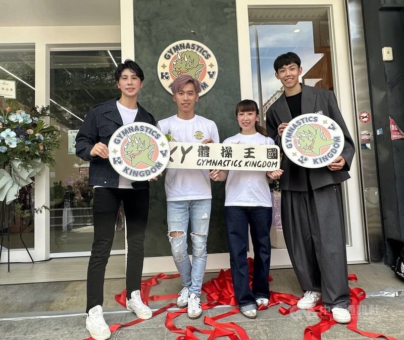 「鞍馬王子」李智凱(左2)與老婆吳亞芸(右2)共同創辦的「KY體操王國」3日在高雄開幕,包括「拳擊女王」林郁婷(左1)、田徑好手彭名揚(右1)等都到場。中央社記者黎建忠攝 114年5月3日