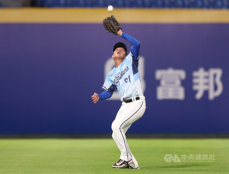 中華職棒富邦悍將與統一7-ELEVEn獅隊3日交手,3局上,悍將游擊手池恩齊(圖)發生守備失誤導致球隊失分,賽後留下特守練習,總教練陳金鋒點出池恩齊在接高飛球有些問題,位置的移動、接球判斷等都要加強。中央社記者張新偉攝 114年5月4日