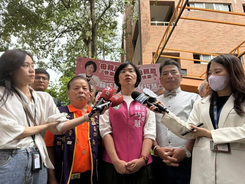 民進黨立委蘇巧慧(前中)4日表示,台灣現在面臨的國安危機,法律都有明定樣態,希望陸委會對於中共統戰的方式能夠多加說明,讓人民知道什麼樣的行為會觸法,什麼樣的行為會對國家產生危機,她相信每一個台灣國民都想守護台灣。(蘇巧慧辦公室提供)中央社記者王鴻國傳真 114年5月4日