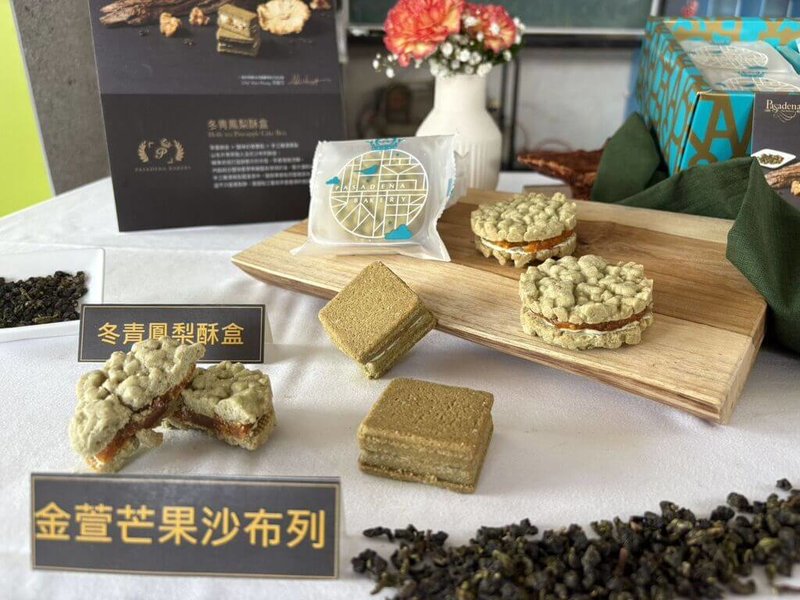高雄市杉林社區發展協會3日在社區活動中心舉辦新產品成果發表會,宣布推出由社區與餐飲集團共同研發的「杉林金鳳和弦伴手禮」,包含「鳳梨酥盒」及「金萱芒果沙布烈」2款風味甜點。(高雄市農業局提供)中央社記者蔡孟妤傳真 114年5月4日
