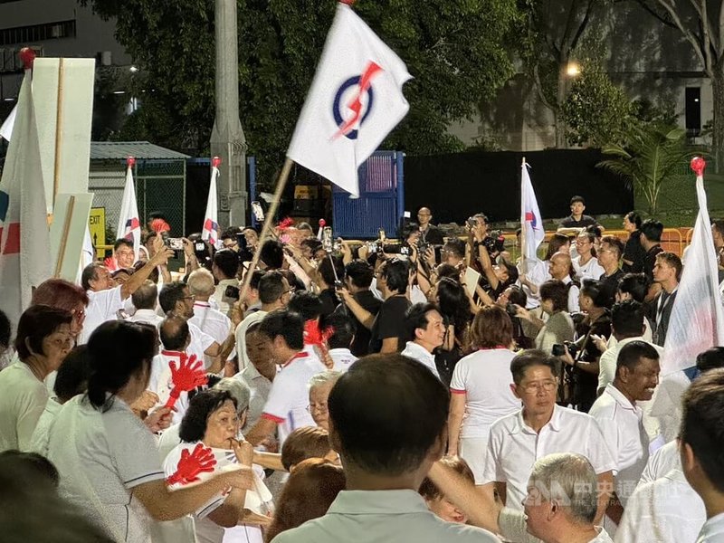 新加坡大選登場,人民行動黨支持者湧入楊厝港體育場。中央社記者吳昇鴻新加坡攝 114年5月4日