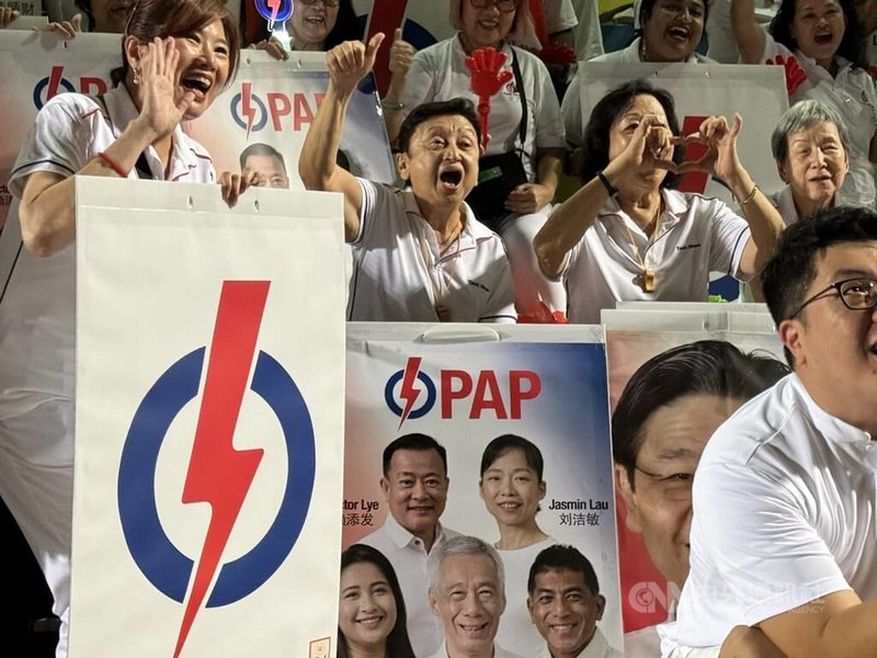 新加坡大選登場,人民行動黨支持者湧入楊厝港體育場,在現場歡呼。中央社記者吳昇鴻新加坡攝 114年5月4日