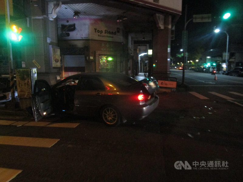 李姓男子4日凌晨酒後開車,行經台中市北屯區一處路口闖紅燈,與王男駕駛小客車發生碰撞,王男車因此失控撞上路旁電箱,造成王男與車上乘客2人受傷。(翻攝照片)中央社記者蘇木春傳真 114年5月4日