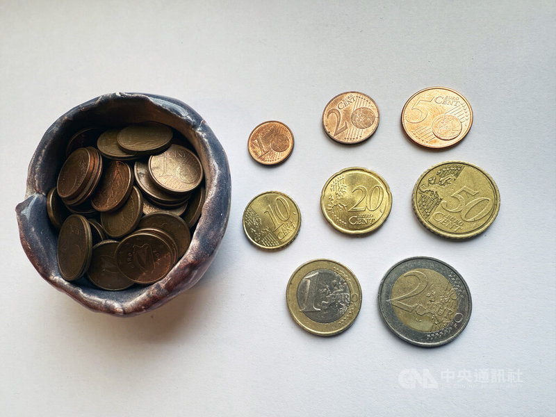 歐元硬幣共有8種:2歐元、1歐元、50歐分、20歐分、10歐分、5歐分、2歐分和1歐分。立陶宛央行指出,大部分1歐分和2歐分多被民眾囤積在家中、車上或許願池裡,7成未流通回央行。5月起立陶宛實施現金支付金額尾數調整制度,以減少使用1、2歐分硬幣。中央社記者游堯茹維爾紐斯攝 114年5月4日