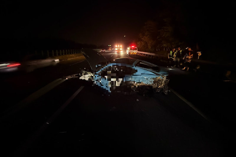 一輛保時捷跑車3日深夜行經國道3號北向台南關廟路段,不明原因自撞外側護欄,造成車輛毀損變形,受困車內男駕駛當場死亡。(讀者提供)中央社記者楊思瑞台南傳真 114年5月4日