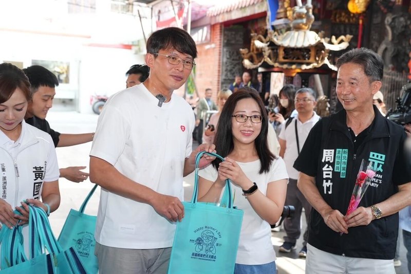 民眾黨主席黃國昌(左)、民眾黨新北黨部主委周台竹(右)4日上午到新北市蘆洲保和宮,提前慶祝母親節發放康乃馨。(民眾黨提供)中央社記者陳俊華傳真 114年5月4日