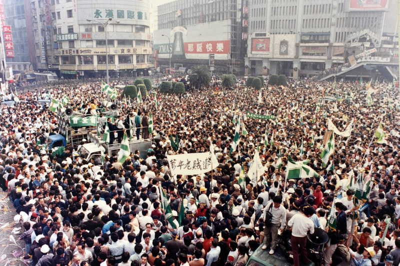 圖為1987年12月25日,姚嘉文在擔任民進黨第2任主席任內,推動國會全面改選運動,在台北中山堂發動包圍老賊退職運動,群眾擠滿西門町。(姚嘉文提供)中央社記者葉素萍傳真 114年5月4日