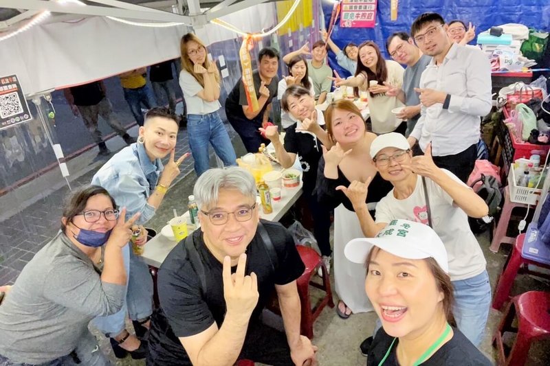 罷免國民黨立委牛煦庭公民團體領銜人陳曉煒(前中)表示,第2階段罷免連署書5日送件,4日還要做最後查對,對於牛煦庭的提議辦公開辯論會,將於5日第2階段連署書送件記者會一併回應。(陳曉煒提供)中央社記者吳睿騏桃園傳真 114年5月4日