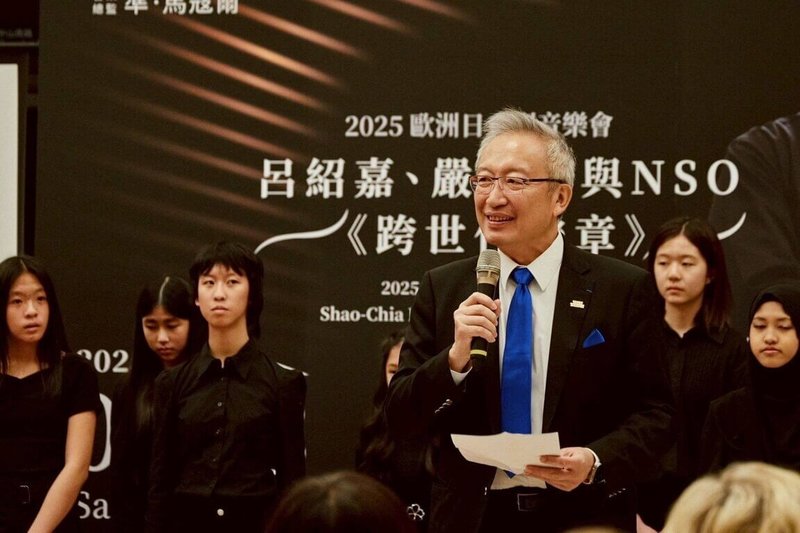 外交部政務次長吳志中(右3)3日晚間出席「2025歐洲日音樂會」,並於致詞時肯定台歐多年來在多領域交流日益深化。(外交部提供)中央社記者楊堯茹傳真 114年5月4日