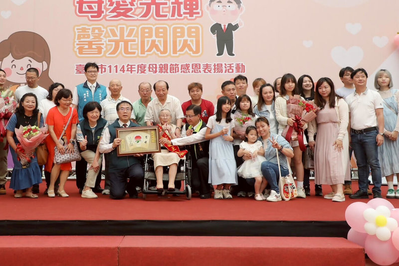 台南市政府4日舉辦母親節感恩表揚活動,家住安南區100歲慈暉媽媽吳王連照(前左5)是今年受表揚中最高齡母親代表,多名家族成員陪同出席,市長黃偉哲(前左4)親自頒獎。(市府提供)中央社記者楊思瑞台南傳真 114年5月4日