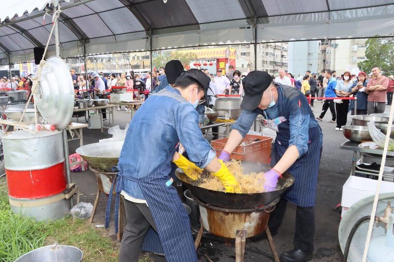 苗栗縣頭份市公所表示,農曆4月8日是頭份地區年度節慶活動,今年擴大舉辦「四月八」炒米粉大賽,且評分主軸就在「澎湃」,要發揮客家人好客精神,4日參賽隊伍火力全開拚廚藝。(苗栗縣政府提供)中央社記者管瑞平傳真 114年5月4日