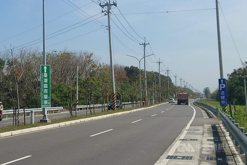 台灣國際蘭展每年3月在台南市後壁區登場,通往舉辦地點蘭花園區的市道172線寬度已從早年12公尺拓寬為20公尺。中央社記者楊思瑞攝 114年5月4日