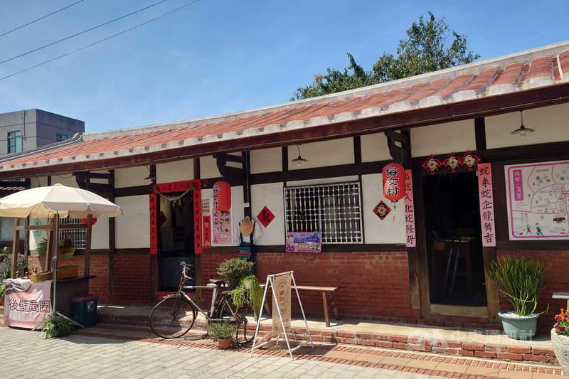 台劇「俗女養成記」在菁寮老街取景,地方多名創業青年一起活化閒置老屋打造「俗女村」,為老街創造新話題。中央社記者楊思瑞攝 114年5月4日