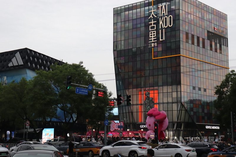 今年五一長假期間,北京三里屯太古里人潮。中央社記者呂佳蓉北京攝 114年5月4日