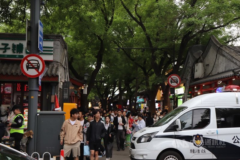 北京五一長假人潮多。圖為南鑼鼓巷入口處，外有警力戒備，維持秩序。中央社記者呂佳蓉北京攝  114年5月4日