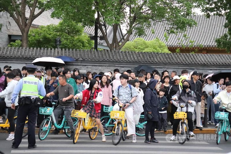 五一長假期間,北京鼓樓附近的人潮。中央社記者呂佳蓉北京攝 114年5月4日