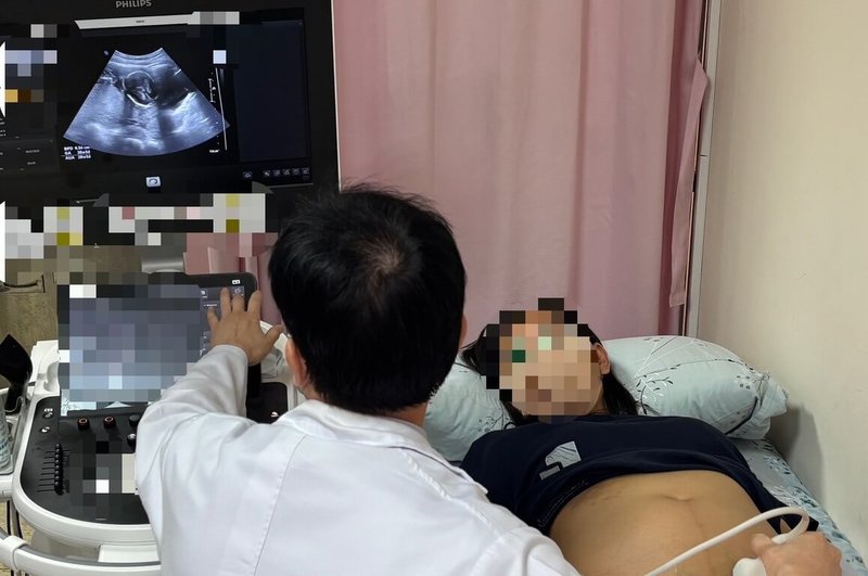 高雄市「好孕行得通」提供每名孕婦28趟次、每趟次180元乘車補助，5月起全面轉型為電子幣，孕婦只要透過手機花5分鐘申請、等5分鐘撥幣，就可獲得5040元電子幣，帶著手機就可搭乘與市府合作的計程車隊前往醫療院所產檢，感受智慧科技帶來的便利快捷。（高雄市社會局提供）中央社記者張已亷傳真  114年5月4日