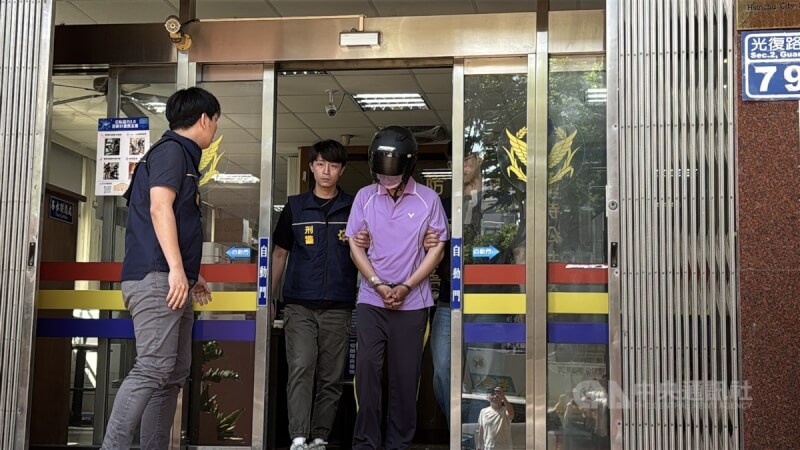 新竹市黃姓男子(安全帽者)由於家產糾紛持刀與兄爭執,扭打時刺中勸架姪子,姪子傷重身亡,警方依殺人罪嫌送辦。檢方表示,黃姓男子涉犯殺人罪嫌重大並認有逃亡之虞,向台灣新竹地方法院聲請羈押獲准。中央社記者郭宣彣攝 114年5月3日