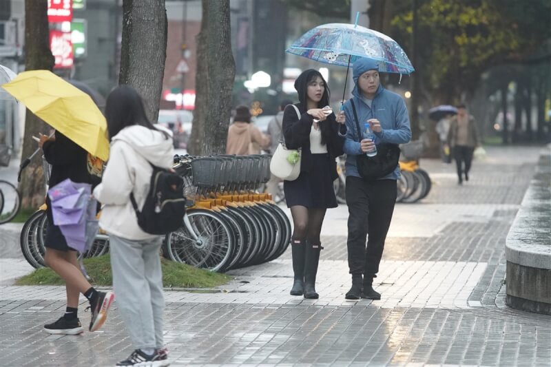 圖為台北市北投區街頭民眾撐傘漫步。(中央社檔案照片)