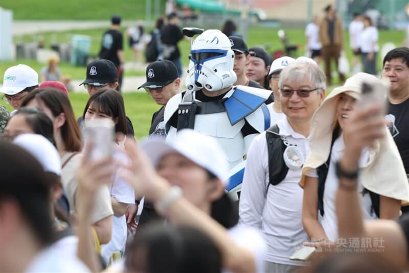 不少影迷特別扮裝成電影「星際大戰」角色慶祝,參與活動盛事。中央社記者趙世勳攝 114年5月4日
