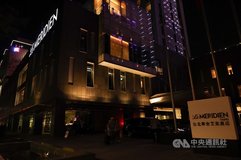 台北市就業服務處釋出932個職缺資訊,有業者開出百 貨門市銷售人員、外勤維修技術人員與台北地區運輸人 員職缺,固定底薪加績效獎金,月薪最高達7萬元。( 中央社檔案照片)