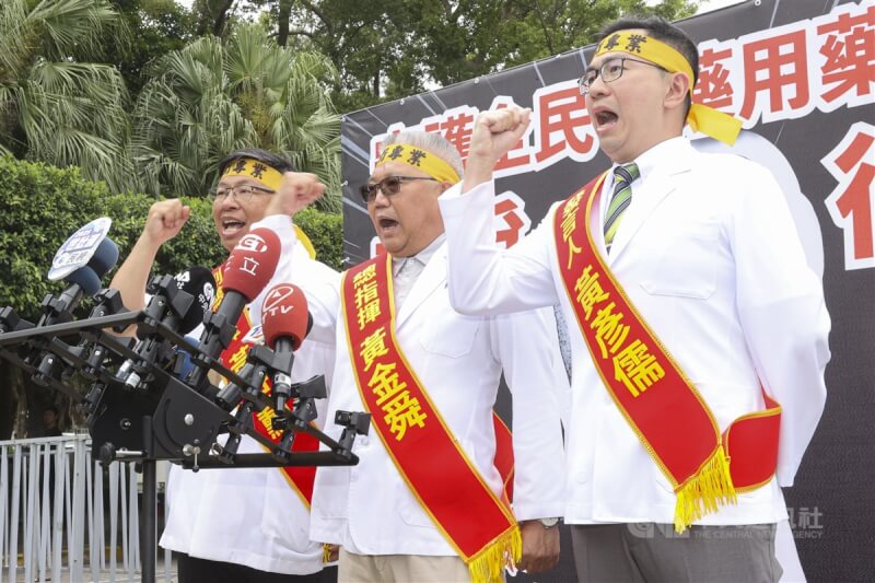中華民國藥師公會全國聯合會4日在凱道抗議衛福部中藥販售新令,遊行總指揮、藥師公會理事長黃金舜(中)率發言人黃彥儒(右)、遊行副總指揮黃世勳(左)振臂呼口號。中央社記者鄭清元攝 114年5月4日