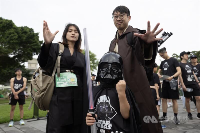 民眾特別扮裝帶著小朋友到場,一同慶祝「星際大戰日」。中央社記者趙世勳攝 114年5月4日