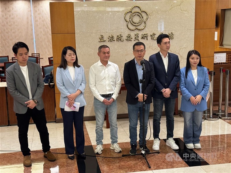 圖為國民黨立委羅智強(右3)1日宣布,將把賣書所得款項支援國民黨新科區域立委反惡罷。(中央社檔案照片)