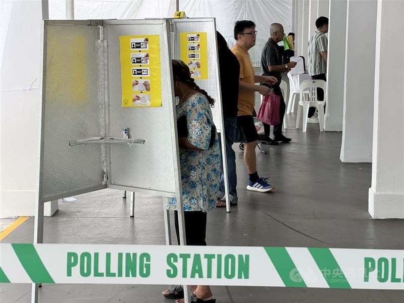 圖為新加坡選民3日投票。(中央社檔案照片)