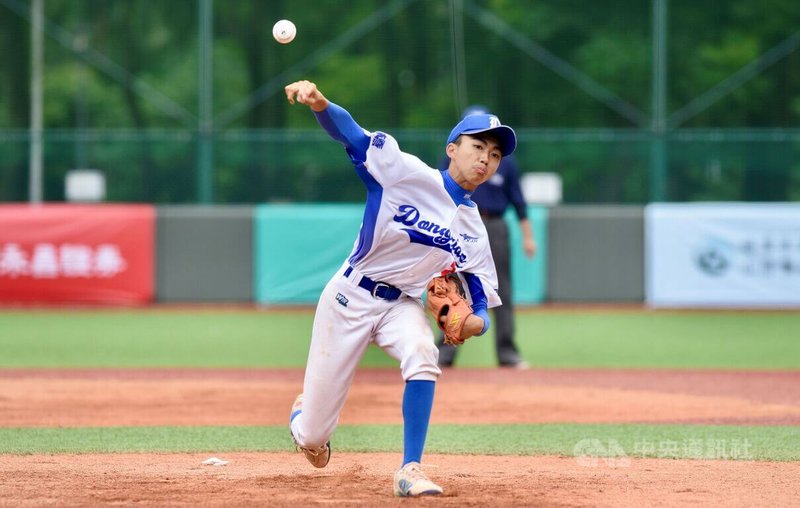 TLLB CUP U13台灣社區棒球賽C組東橋社區棒球隊4日單日2勝以分組第一晉級，陣中楊品仲（圖）投打二刀流，先發好投還有單場雙響砲好表現。（台灣世界少棒聯盟）中央社記者謝靜雯傳真  114年5月4日