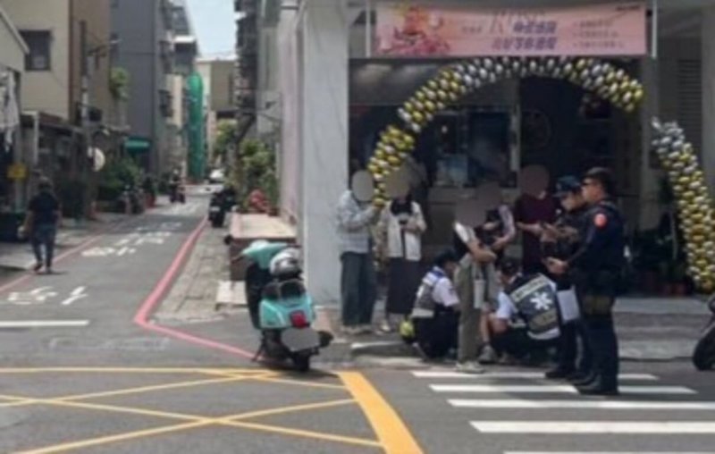 石姓男子3日騎機車沿高雄市三民區陽明路由北往南行駛,見2名未成年人從路旁1輛違規停放大貨車前走出,並行走斑馬線由西向東穿越馬路,石男緊急煞車不慎打滑自摔,機車滑行與2名行人發生碰撞,幸3人輕傷無大礙。(高雄市警察局三民第二分局提供)中央社記者張已亷傳真 114年5月4日