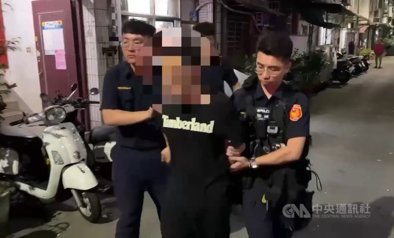 新北市新莊區3日發生搶案，男子騎機車搶奪路人脖子上的金項鍊後逃逸，警方獲報調閱監視器畫面展開偵查，在基隆市暖暖區將賴姓嫌疑人逮捕送辦。（翻攝照片）中央社記者王鴻國傳真  114年5月4日