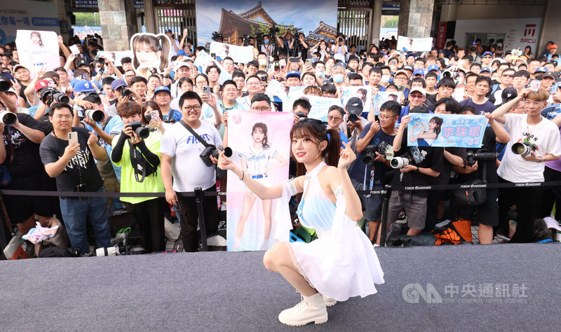 中華職棒富邦悍將在主場新莊棒球場盛大推出韓風主題日「안녕你好」,啦啦隊Fubon Angels韓籍成員李珠珢(前)4日賽前舉辦加入悍將後首次的官方簽名會,吸引許多球迷到場。中央社記者張新偉攝 114年5月4日
