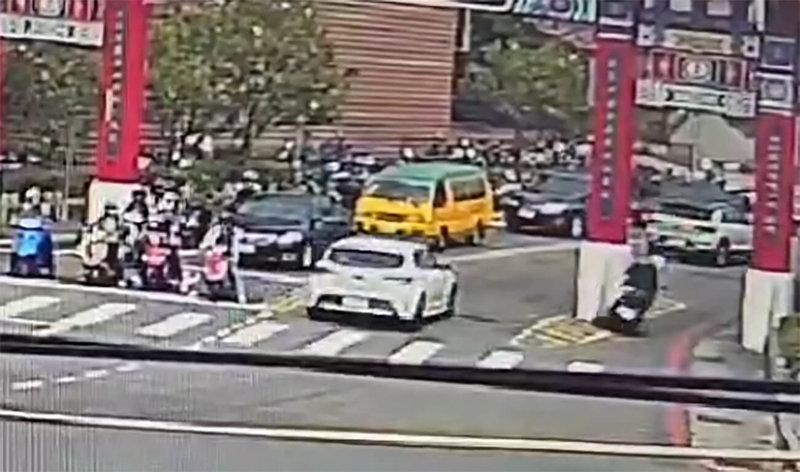 一名機車騎士(右)3日下午從彰化市中山路左轉東民街,準備經過八卦山牌樓下方時,突然撞上牌樓導致人車倒地。彰化警分局提醒民眾騎車勿分心,轉彎及經過牌樓應減速通行,以免發生危險。(民眾提供)中央社記者鄭維真傳真 114年5月4日