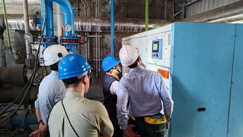 台灣碳費制度正式上路,高雄市有105家企業須繳納碳費,市府環保局成立「自主減量計畫輔導團」,由專業背景團隊深入廠區提供一對一協助,並呼籲高雄市內應申報企業把握機會,在6月30日前完成自主減量計畫申請,爭取優惠費率。(高雄市環保局提供)中央社記者張已亷傳真 114年5月4日