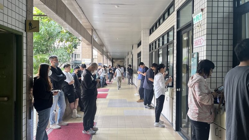 台電2025年新進僱用人員甄試4日登場,考生等待入場的同時,也把握時間做最後衝刺。(台電提供)中央社記者潘姿羽傳真 114年5月4日