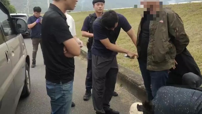 梁姓男子疑與馬姓男子有債務糾紛,3日在花蓮市遭4名男子駕駛廂型車強押至秀林鄉山區毆打拘禁;警方獲報成功攔截車輛,當場逮捕涉嫌人馬男,另在逃3名涉嫌人已掌握身分,將積極查緝到案。(花蓮縣警察局提供)中央社記者李先鳳傳真 114年5月4日