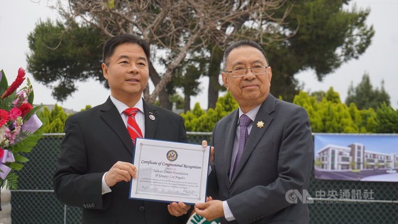 台裔聯邦眾議員劉雲平(左)出席台灣會館動土儀式,頒發表揚狀給洛杉磯台灣會館董事長田詒鴻(右)。中央社記者林宏翰洛杉磯攝 114年5月4日